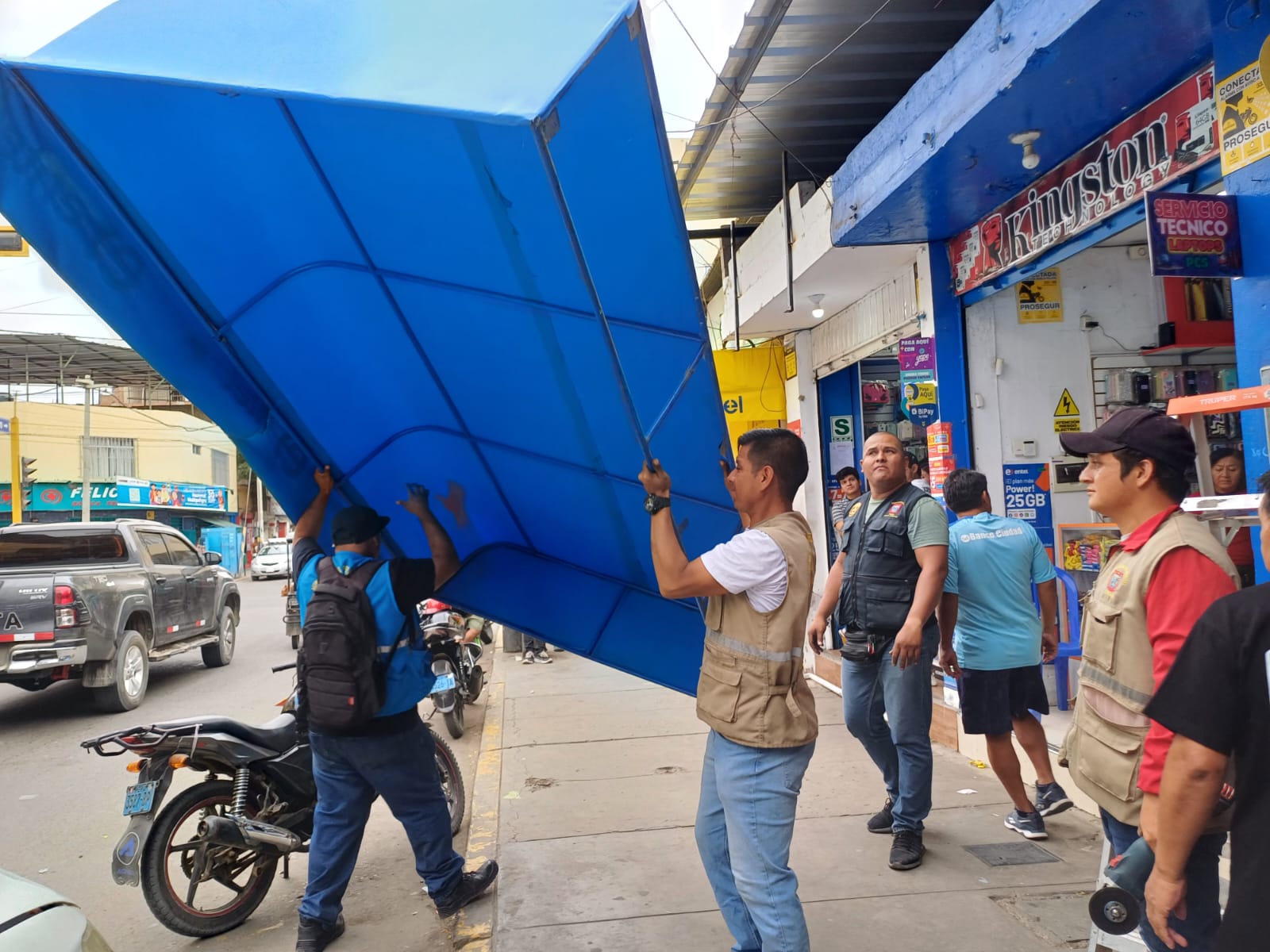 Decomisan toldos irregulares en zona monumental de Piura