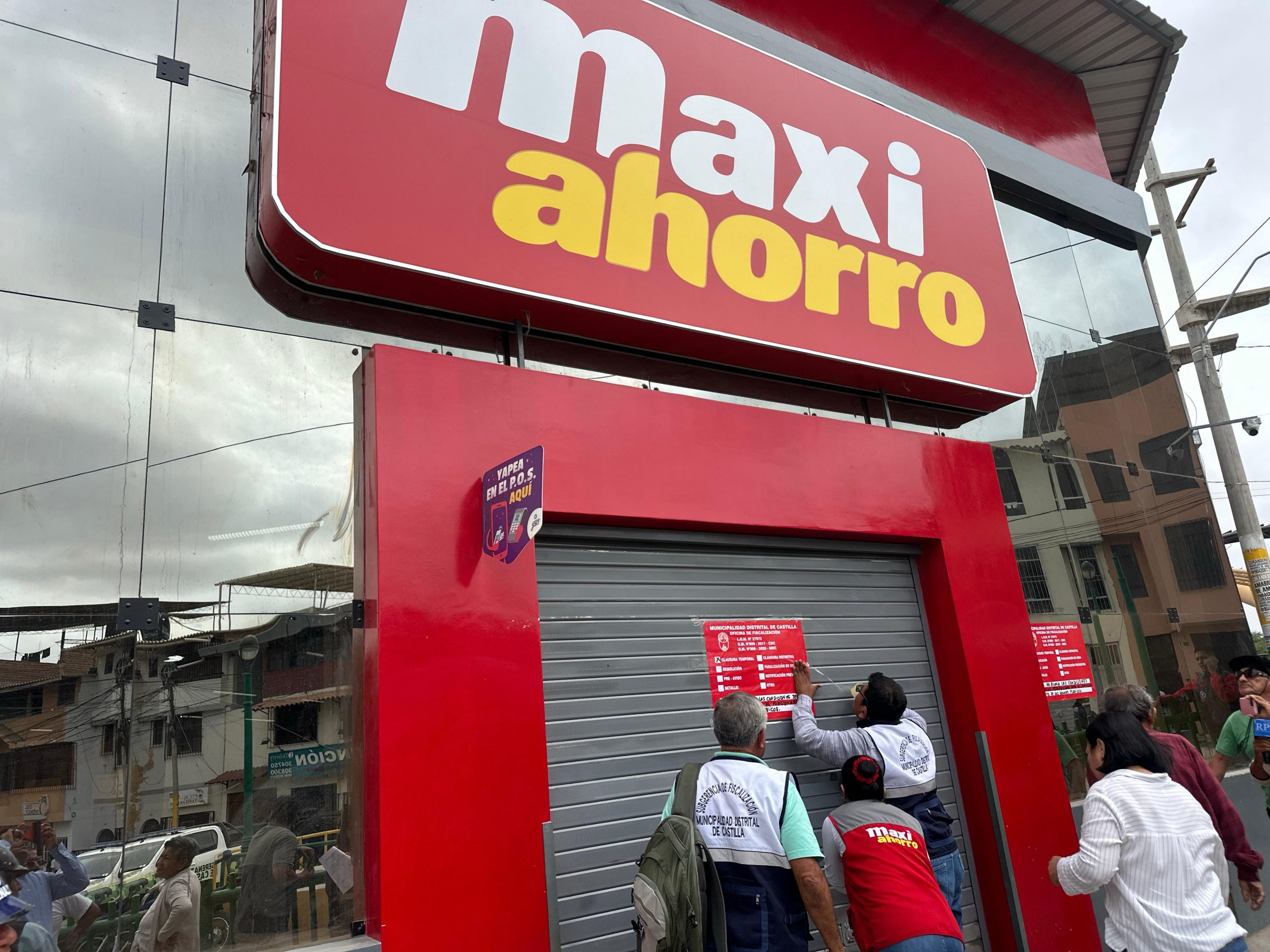 Cierran temporalmente supermercado “Maxi Ahorro” por caída de baldosas