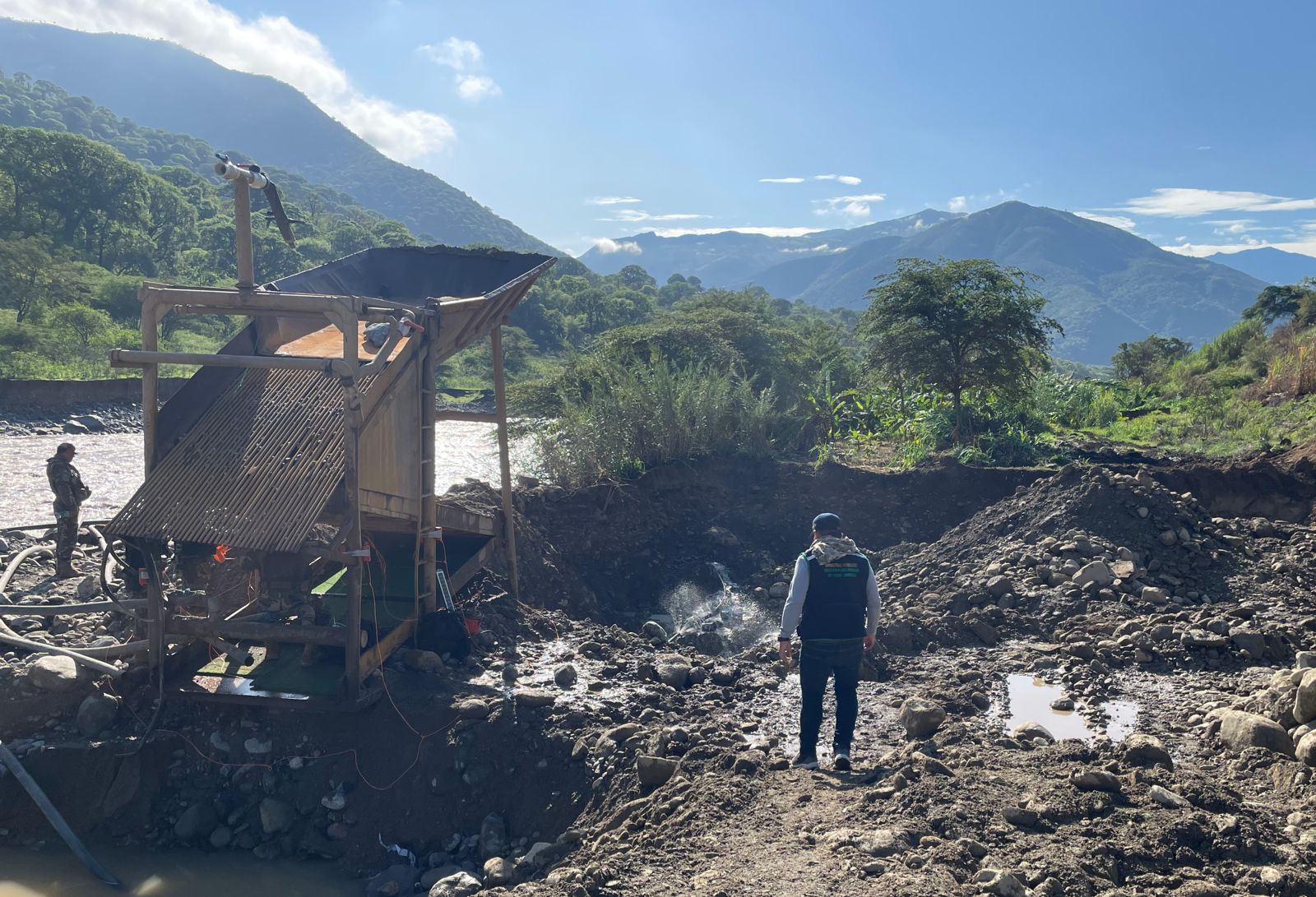 Fiscalía alerta que minería ilegal influiría en la política nacional