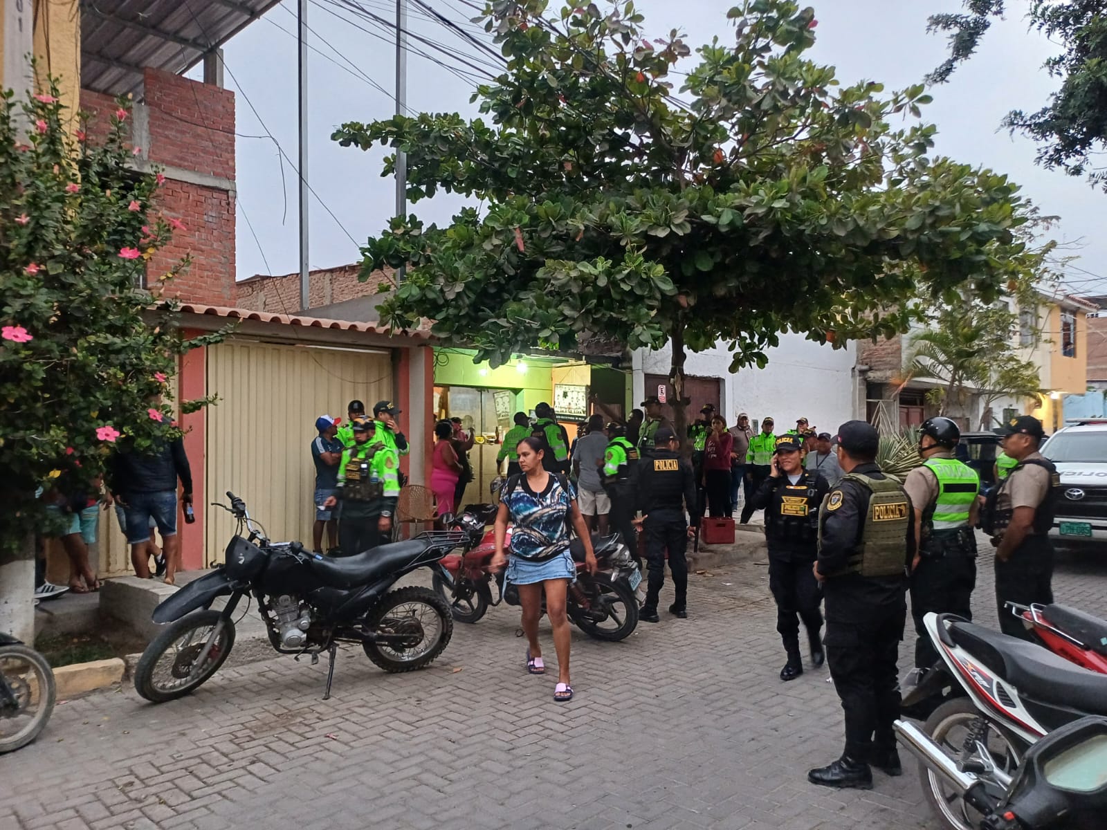 Comerciante amenaza a fiscalizadores durante operativo en bar cerca del Reloj Solar