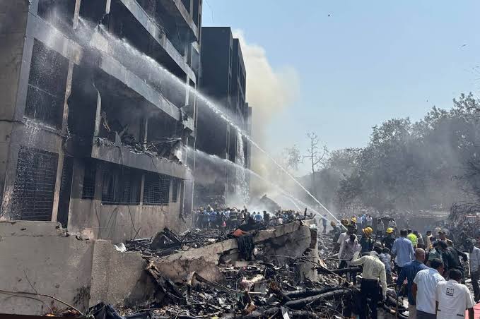 Avión de Air India con 242 personas se estrella tras despegar en Ahmedabad