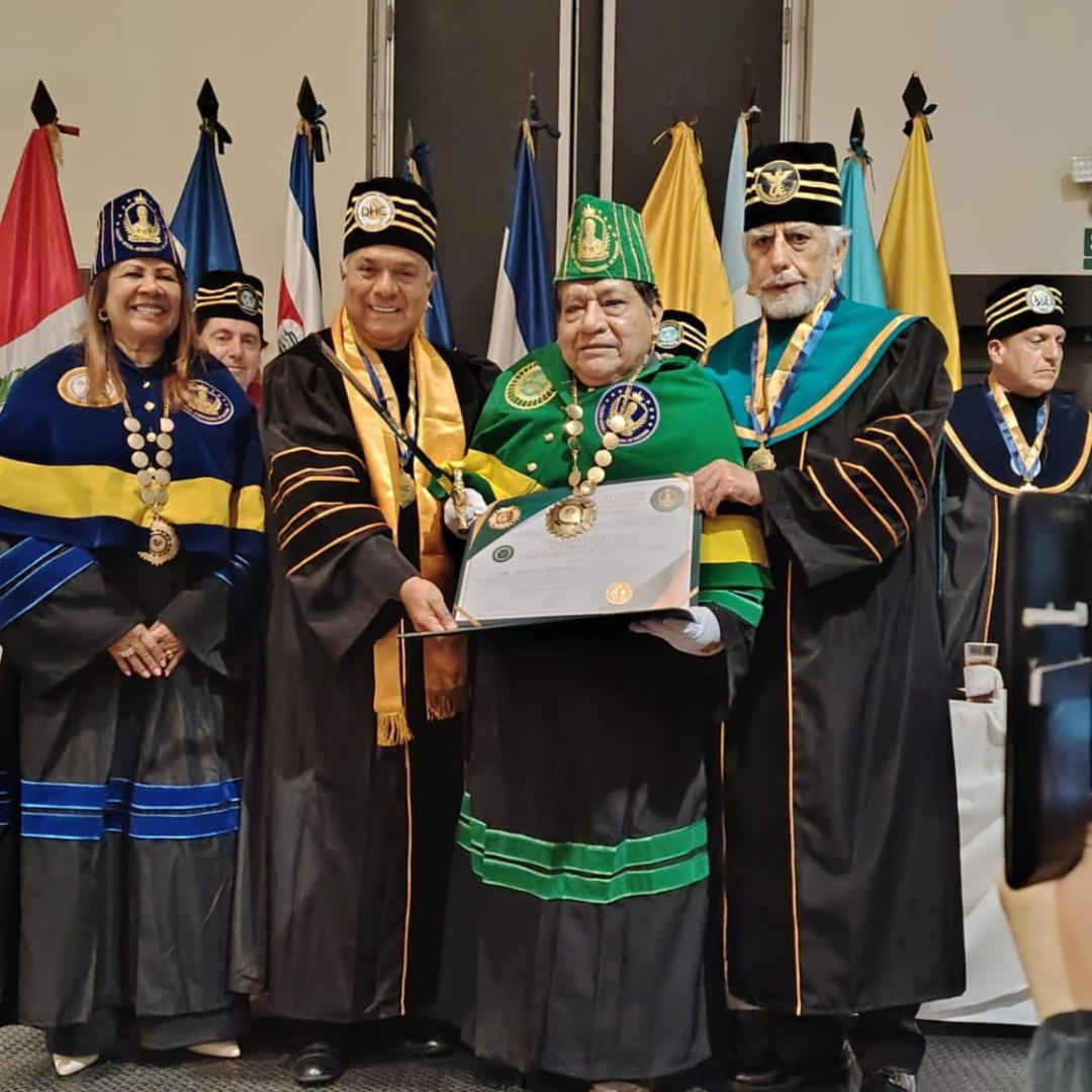 Piurano Manuel Coveñas recibe Doctorado Honoris Causa en El Salvador