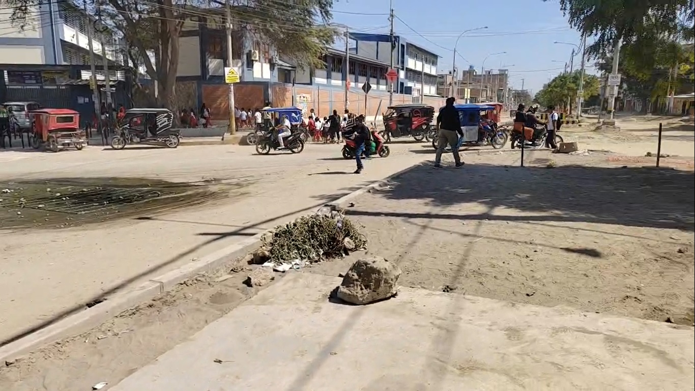 Piura: Red de electricidad y telecomunicaciones interfieren en obra