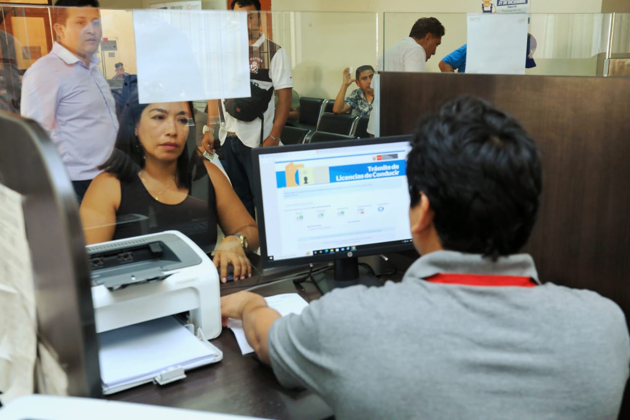 ¿Hasta qué edad se puede renovar el brevete en el Perú?