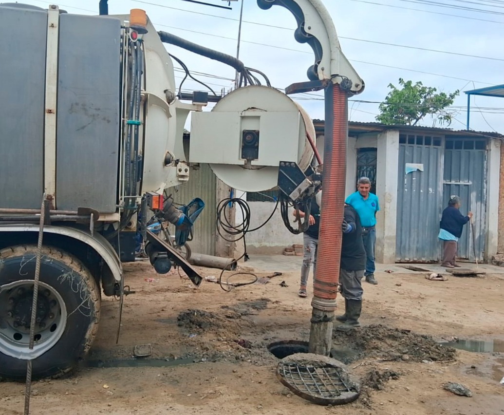 Piura: EPS Grau limpia alcantarillado en Manuel Scorza tras denuncia