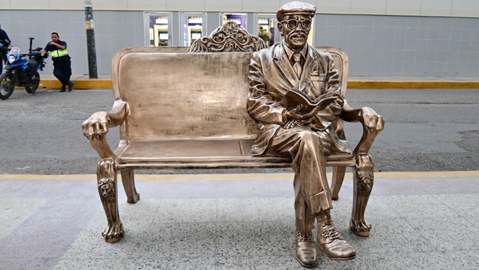 Escultura de Enrique López Albújar destaca en la Plaza de Armas
