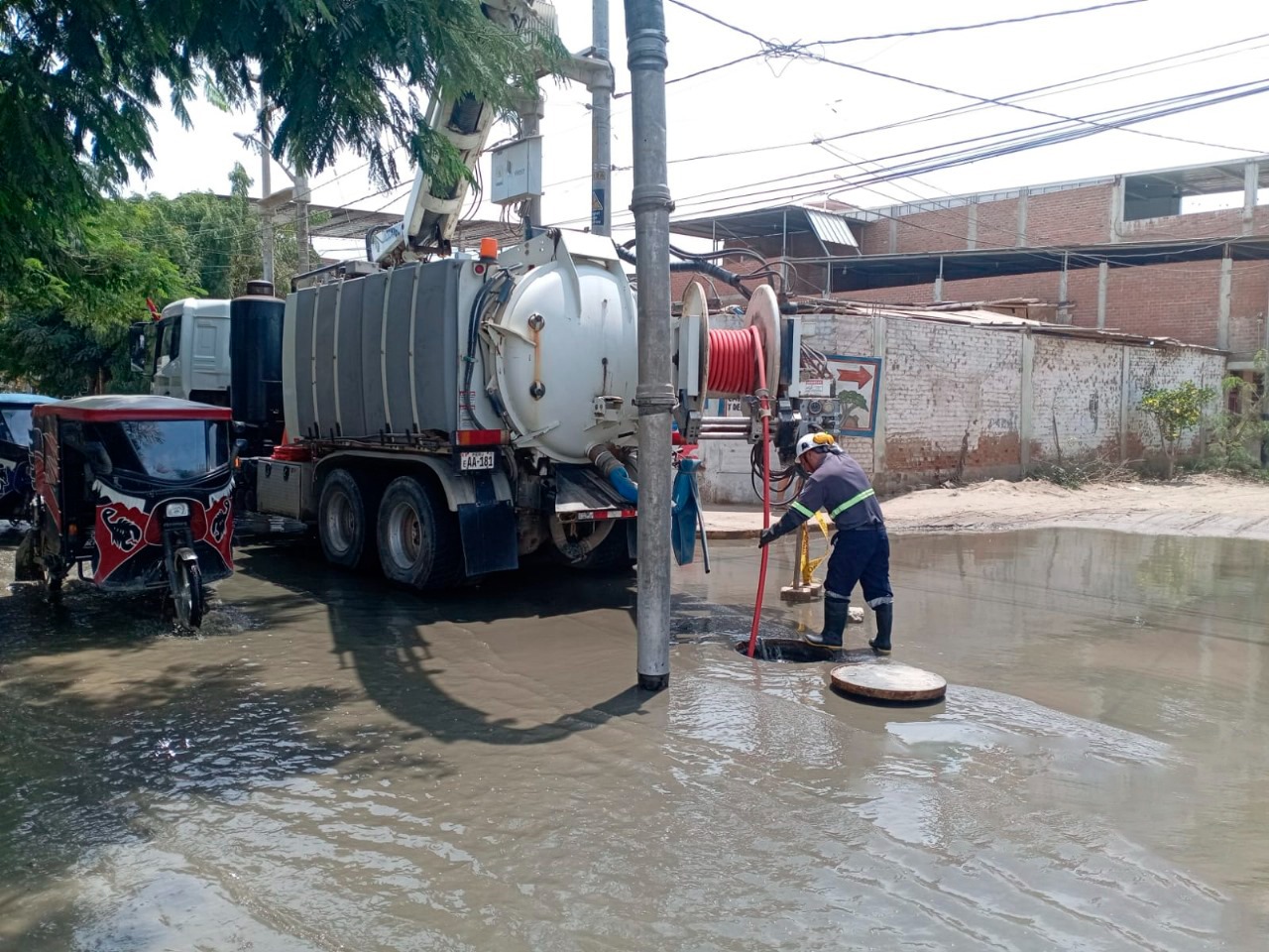 EPS Grau interviene en Catacaos por afloramiento de aguas residuales