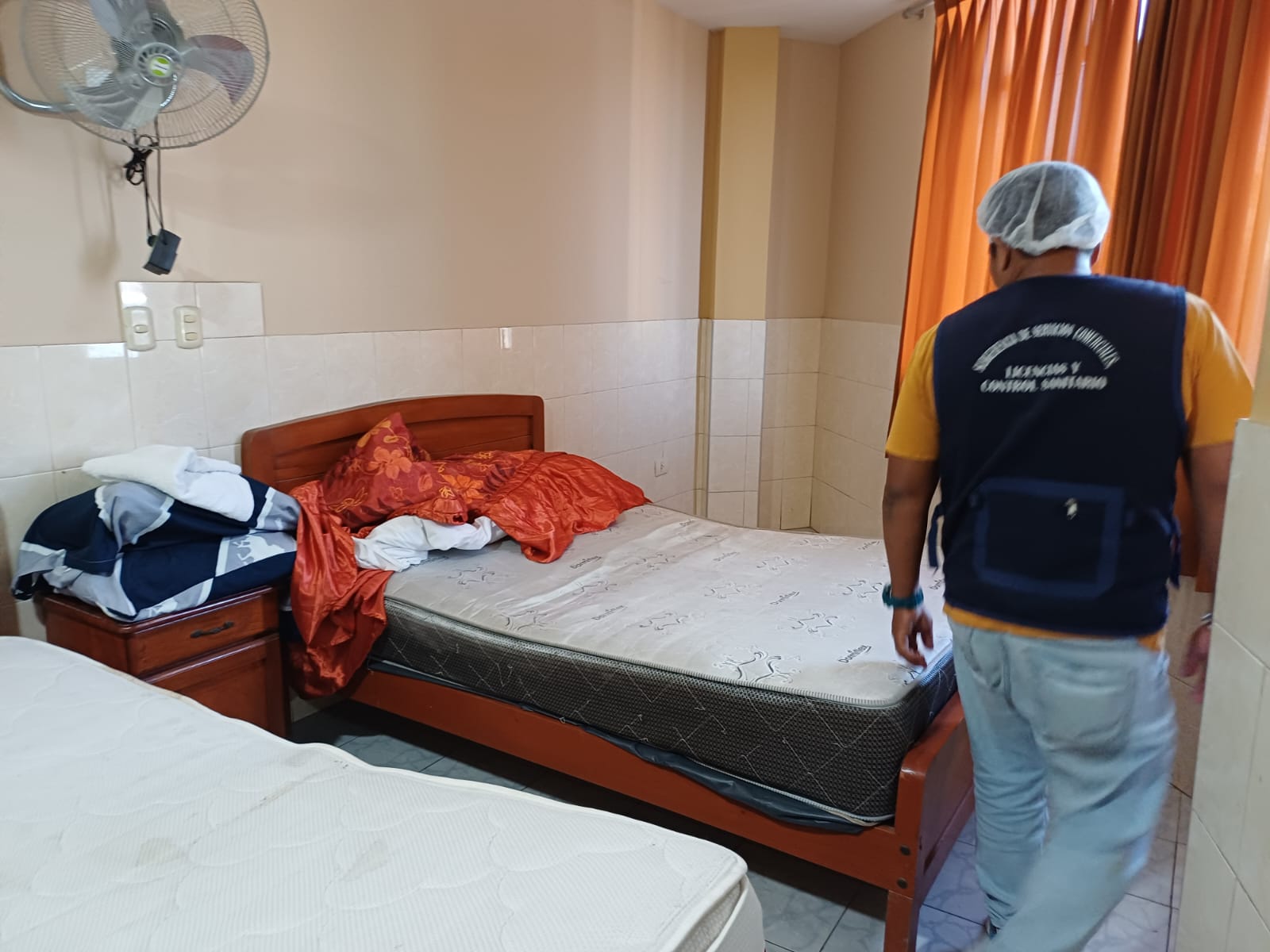 Municipalidad de Piura decomisa colchones antihigiénicos en hostal