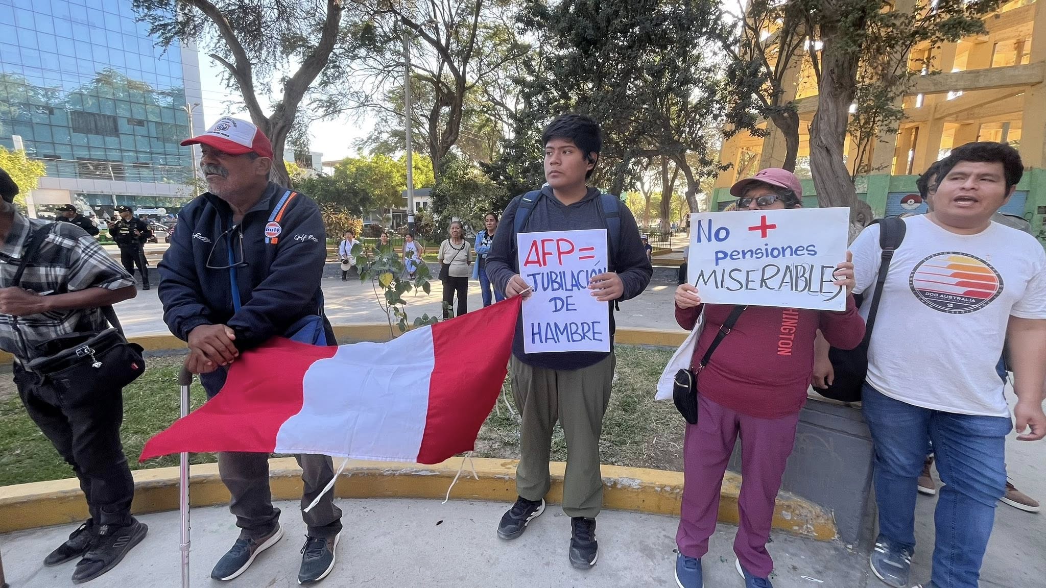 Afiliados protestan en Piura contra reforma del sistema de pensiones