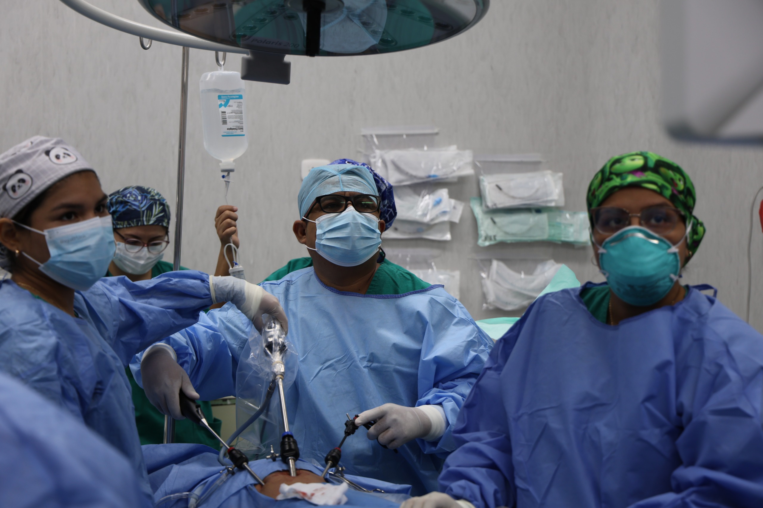 Operan con éxito de complicada hernia inguinal a niño de cinco años