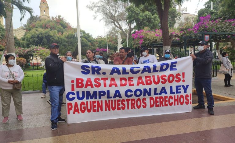 Trabajadores municipales de Piura exigen pagos y uniformes