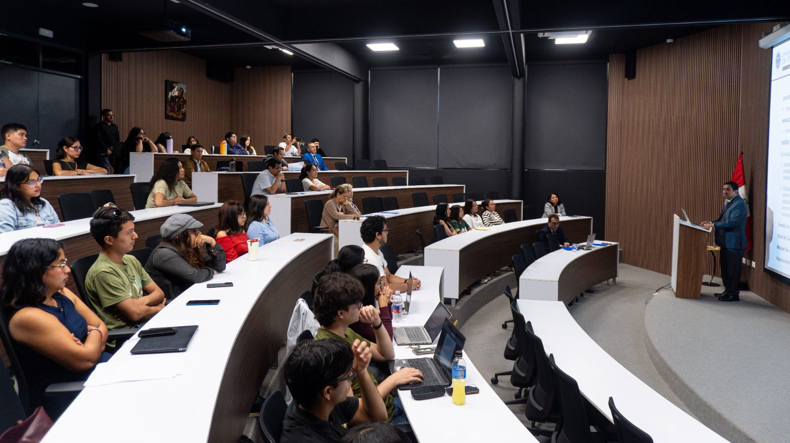 UDEP revela desconfianza de universitarios en instituciones democráticas