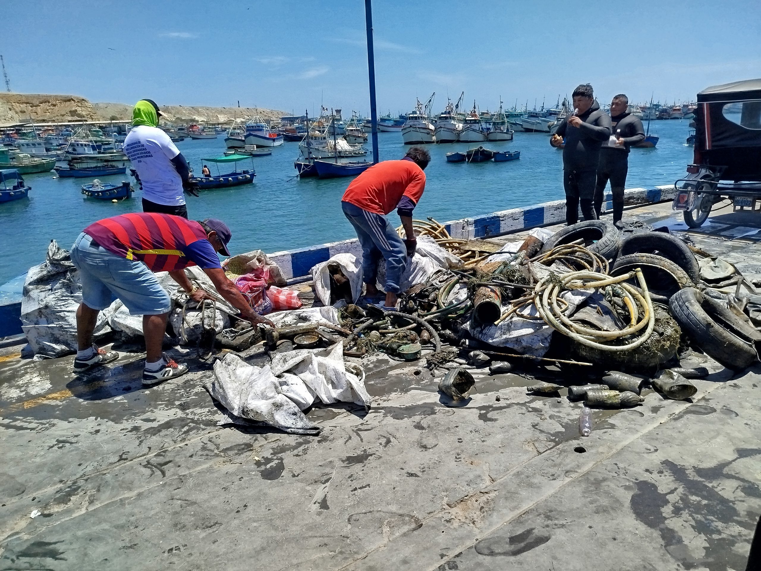 Buzos recogen más de 11 toneladas de basura del fondo marino