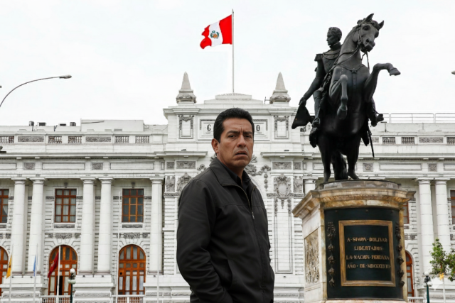 Ciudadano de espaldas al Congreso Ciudadano de espaldas al Congreso