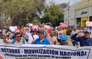 Piura: Construcción civil marcha por el aumento salarial