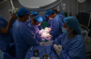 Perú: bebé es operado con éxito dentro del útero en el Hospital Rebagliati
