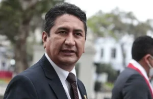 Vladimir Cerrón anuncia su precandidatura presidencial desde la clandestinidad