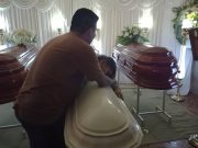 Piura: madre recibe en féretro blanco a su hijo de un añito