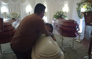 Piura: madre recibe en féretro blanco a su hijo de un añito