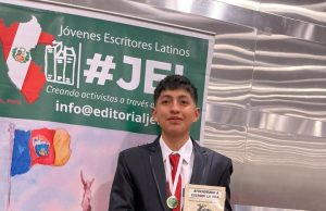 Joven ayabaquino vende su libro para reunir fondos y viajar a congreso en Guatemala