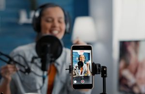 Proponen influencers cuenten con título profesional para difundir información