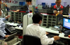 Proponen prohibir uso de celulares a trabajadores de entidades financieras
