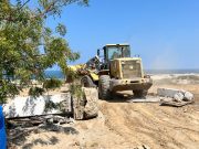 Con maquinaria pesada recuperan acceso a playa en Los Órganos