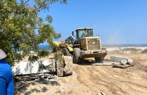 Con maquinaria pesada recuperan acceso a playa en Los Órganos