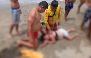 Policías rescatan a mujer que estuvo a punto de ahogarse en Máncora