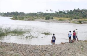 Río Piura arrastra a joven y a hombre que intentó rescatarlo
