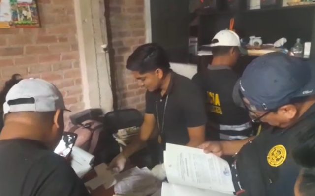 Incautan documentos