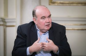 Rafael López Aliaga queda en “modo pausa” durante entrevista sobre la ONP
