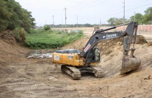 Piura: Limpian y descolmatan el dren 1308 ante posibles lluvias|