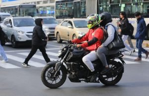 Prohibición de dos en motocicleta sería modificada ante ola de críticas