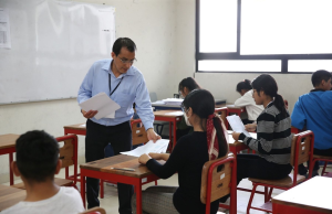 Docentes antiguos podrán enseñar sin maestría tras nueva ley