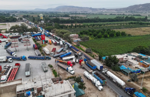 Huaico bloquea 20 km de la Panamericana Sur en Ica