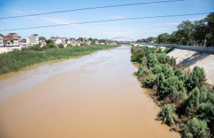 Alcalde exige descolmatación urgente del río Piura en la ciudad