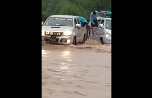 Piura: minivan quedó varada en el badén de Serran tras crecida del río