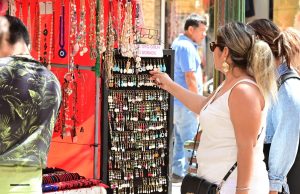 Artesanos piuranos exhiben su talento en feria “Amor Hecho a Mano”