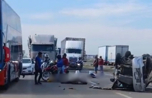 Minivan queda volcada tras accidente en la carretera Piura–Sullana