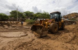 Piura: Remueven lodo y escombros por intensas lluvias en Máncora