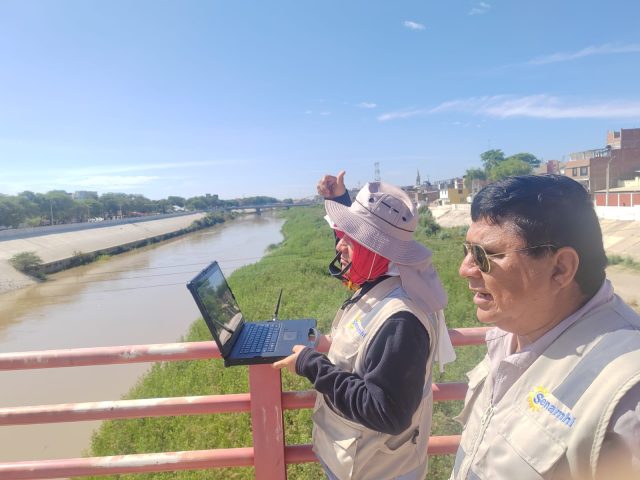 Acumulación de maleza y sedimento en el cauce del río Piura