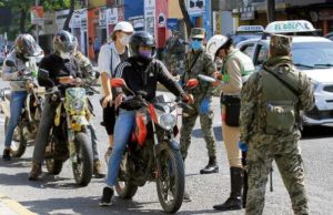 Gobierno evalúa cambios a norma que restringe motos en emergencia