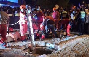 Piura: Bomberos rescatan cuerpos de obreros en buzón de desagüe