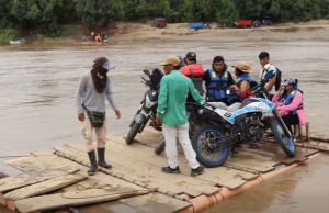 Piura: Pobladores en Tambogrande arriesgan sus vidas al pasar río en balsas