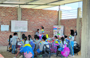 Miles de estudiantes en Piura estudian sin servicios básicos en sus colegios