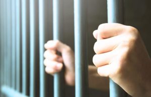 Mujer es investigada por extorsión y se va a prisión preventiva