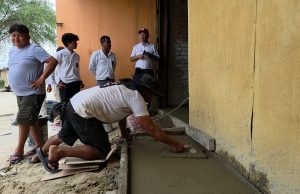 Piura: Favorecen a 750 familias vulnerables con pisos de concreto en sus casas
