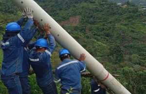 Ayabaca: trabajadores cargan poste en hombros y caminan horas para restablecer servicio eléctrico