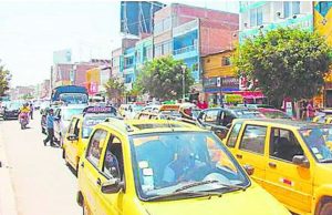 Combustible caro e informalidad afectan a taxistas en Piura